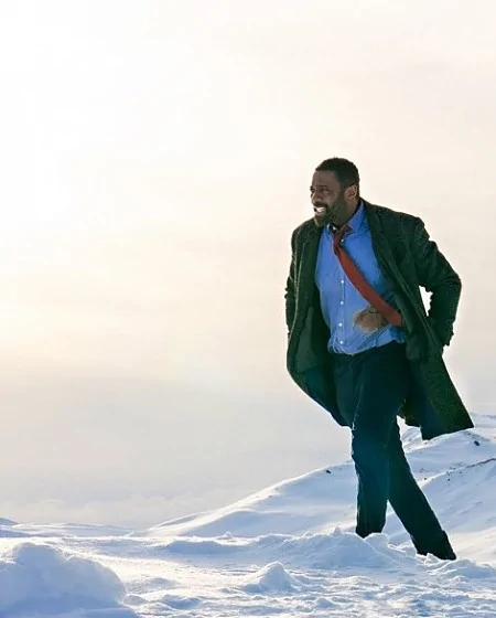 Идрис Эльба пробирается сквозь толщу снега на кадре фильма по «Лютеру»
