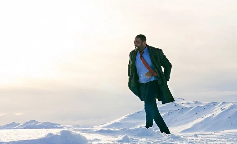 Идрис Эльба пробирается сквозь толщу снега на кадре фильма по «Лютеру»
