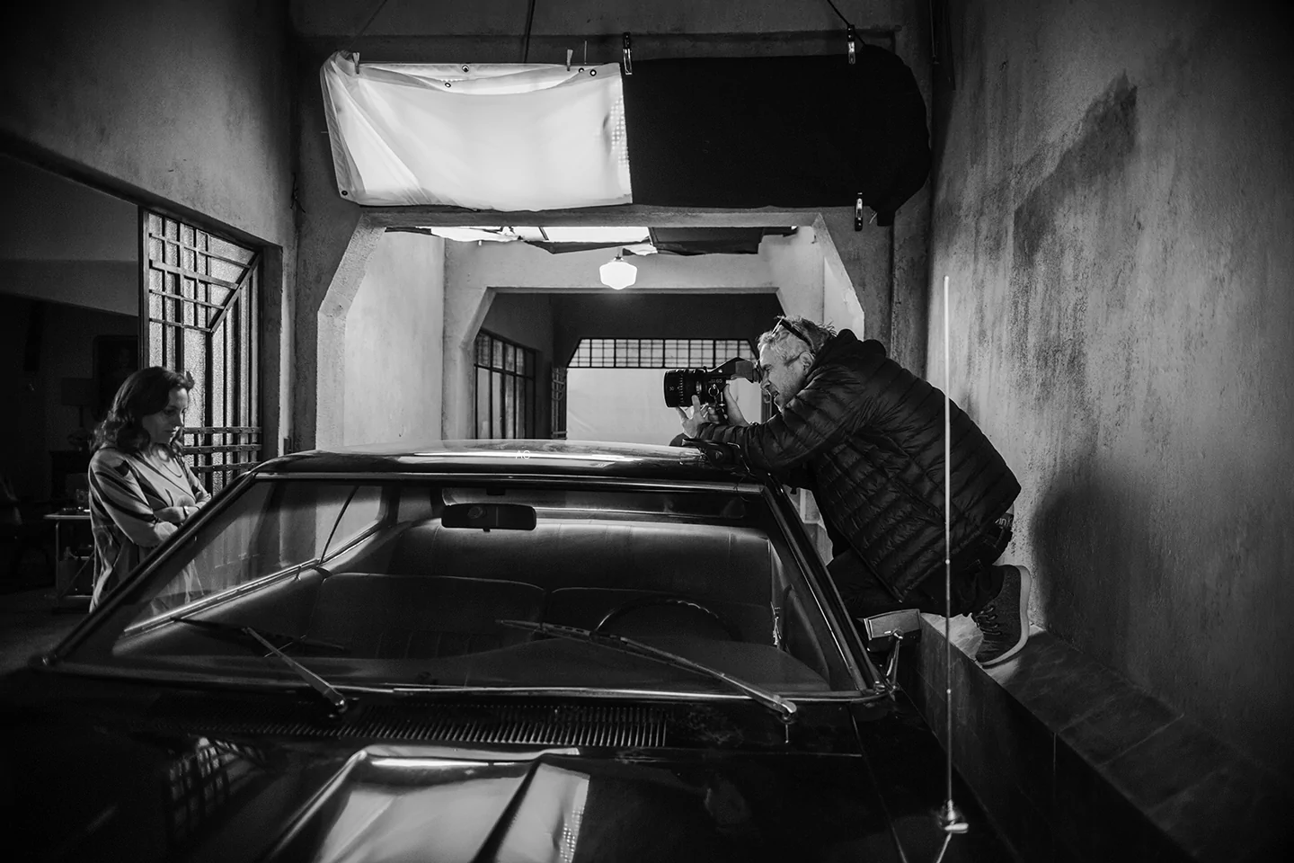 Альфонсо Куарон и Марина Де Тавира на съёмках фильма «Рома»/Carlos Somonte/Netflix